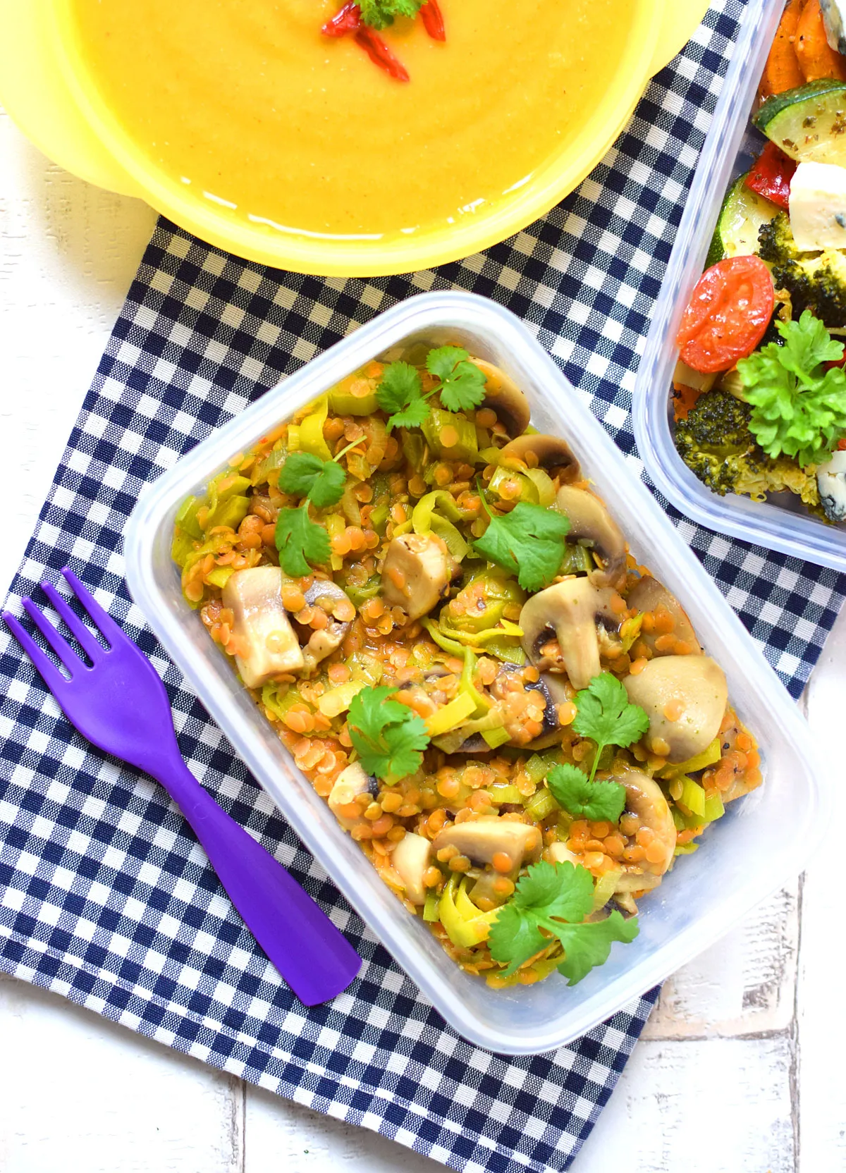 Wysokobiałkowy lunchbox do pracy z kurczakiem, warzywami, kaszą i lekkim sosem