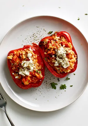 Sycąca kolacja pomagająca ograniczyć wieczorne podjadanie słodyczy – skyr, owoce, jajka i warzywa